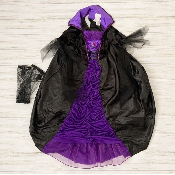 Gothic Vampiress Costume - Picture 2 of 4